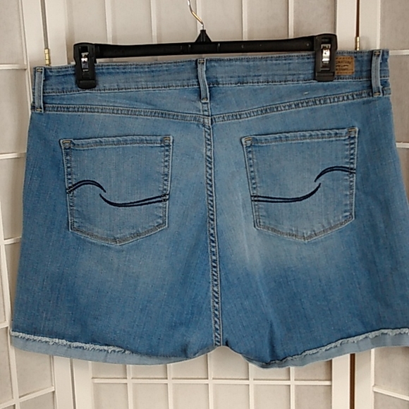 Levi Strauss & co., Distressed jeans shorts - Picture 3 of 10